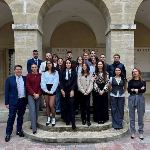 Photo de classe des M2 promotion 2024-2025, accompagnés du Directeur du Master, M. le Professeur Vielfaure, ainsi que de la co-directrice du Master, Mme le Professeur Jallamion. 